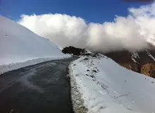 بارش برف در ارتفاعات جاده چالوس/ روز جمعه جاده چالوس به سمت تهران یک طرفه می‌شود