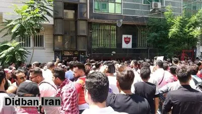 فیلم / تجمع هواداران برانکو در مقابل باشگاه پرسپولیس با شعار دادن علیه مدیران باشگاه 