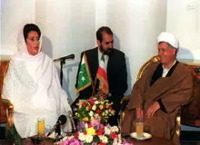 هاشمی رفسنجانی: بی نظیر بوتو این دفعه به حرفم گوش کرده و از چادر استفاده و با وزرای ما دست نداد!