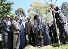 رهبر انقلاب دو اصله نهال میوه کاشتند