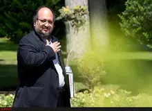 محمد شریعتمداری: فاصله دستمزدها با تورم نصف می‌شود