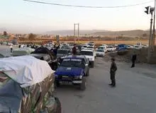 حضور مردم و ترافیک در جاده های منتهی به سرپل ذهاب/ابراز همدردی در دست نوشته هابر روی خودروها