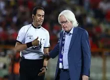 گزارشی از اتفاقات پایان نیمه اول بازی استقلال و پرسپولیس: فریادهای برانکو سر داور و ژست شاکی شفر در پایان نیمه‌اول دربی