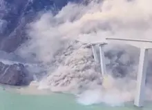 پل تازه‌افتتاح‌شده در چین بر اثر رانش زمین فروریخت
