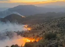 آتش‌نشانی: آتش‌سوزی روز گذشته در کوه دراک شیراز ادامه دارد