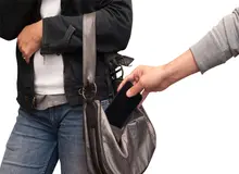 روش عجیب مرد شیک‌پوش برای سرقت گوشی تلفن همراه
