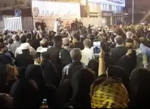 خبرگزاری نزدیک به سپاه مدعی شد: شب گذشته عده ای در آبادان با کف زدن و شعار دادن، مانع سخنرانی نماینده مجلس خبرگان شدند / پلیس برای ایجاد نظم و امنیت وارد صحنه شده بود