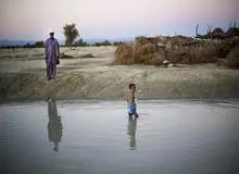 روایتی از زندگی سیل زدگان سیستان و بلوچستان؛ بچه ها از ترس مار از چادر بیرون نمی روند، شب ها کابوس غرق شدن می بینند/ بیماری های عفونی در مناطق سیل زده شایع شده است 