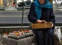 یک جامعه شناس:  5 تا 7 درصدزنان دستفروش به دلیل تبعیض جنسیتی در استخدام نیروی کار به دستفروشی روی آورده اند / از نگاه ترحم آمیز مردان در خیابان می ترسیم/ برای حفظ جان و آبرویم هر هفته در یک خیابان بساط پهن می کنم