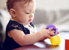 آیا حرف زدن کودکان با هم‌بازی‌های فرضی نگران‌کننده است؟