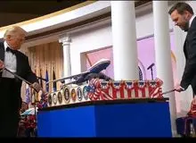 بریدن کیک با شمشیر توسط ترامپ و معاونش +فیلم