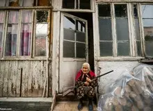 پیرزن ارمنی با اسلحه در قره باغ آماده دفاع از خانه +عکس
