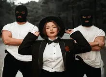 نیلی افشار هنوز بازداشت نشده؛ گرداننده سایت های قمار در ازمیر ترکیه مخفی شده است 