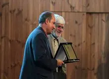 اهدا لوح چهره ویژه از سوی عارف به رییس فدراسیون فوتبال