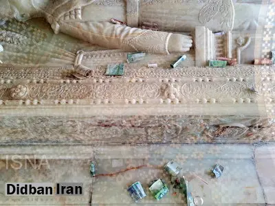 چرا مردم در مقبره ناصرالدین شاه پول می‌ریزند؟ +عکس
