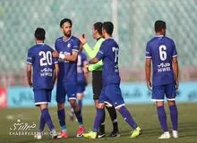 اعتراض شدید بازیکنان استقلال: مگر اسیر گرفته‌اید؟/ مگر باشگاه استقلال بابت این هواپیما پول نمی‌دهد؟ 
