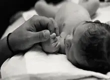 پول زایمان در بیمارستان را ندارند، قید شناسنامه را هم می‌زنند؛ «قابله می‌آید ۲۵۰هزار تومان می‌گیرد»