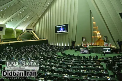 محمدباقر قالیباف در حال یادگیری حضور و غیاب در مجلس/ تصویـــــــــر
