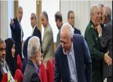 تصاویری از ظریف و خنده های معروفش درحال گفتگو با مشاور رهبری