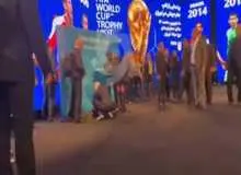 آبروریزی ملی در مراسم کاپ جام جهانی/ عصبانیت نماینده فیفا از هجوم ایرانیان برای عکس گرفتن/ مهدی تاج به دنبال راهی برای برگرداندن کاپ است +ویدیو