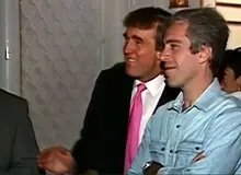 وال استریت ژورنال: وزارت دادگستری به ترامپ اطلاع داده که نام او در میان بسیاری از اسامی موجود در پرونده اپستین قرار دارد