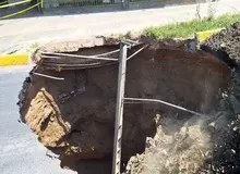 فرونشست زمین در خیابان هشت بهشت اصفهان/ استاندار اصفهان: عملیات پرسازی و ایمن‌سازی حفره ایجاد شده در عمق ۱۵ متر، در حال اجرا است