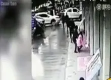 ببینید: برخورد با یک زورگیر به نفع دختر جوان تمام شد +ویدیو