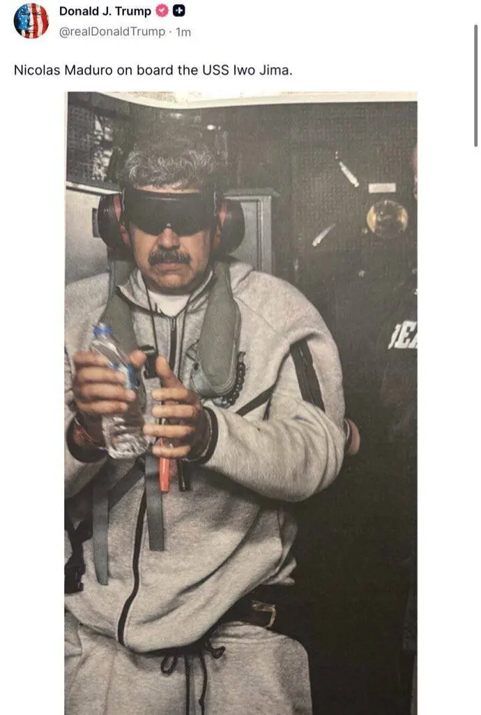 ترامپ تصویری از مادورو در حال انتقال به آمریکا را منتشر کرد
