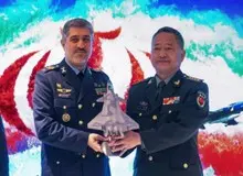 اهدای ماکت جنگنده J-۲۰ توسط وابسته نظامی چین به فرمانده نیروی هوایی ارتش ایران