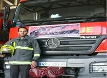 ماجرای جالب فداکاری یک آتش‌نشان در دل سیلاب
