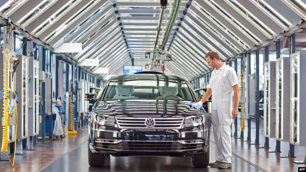  رئیس تجارت خارجی اتاق صنایع و بازرگانی آلمان:صادرات آلمان به ایران نسبت به مدت مشابه پارسال ۵۰ درصد کاهش یافته است / از ۱۲۰ شرکت آلمانی فعال در ایران «تنها ۶۰ شرکت باقی مانده‌اند»