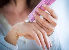 سفید کردن پوست دست و پا در ۳ مرحله آسان و کاربردی
