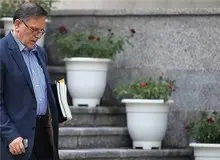 تندروها رئیس کل بانک مرکزی را مجبور به ترک نمایشگاه مطبوعات کردند +فیلم 