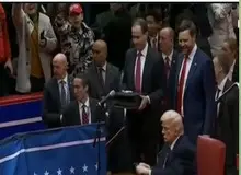 ترامپ، ماژیک‌های امضای فرمان‌ها را به مردم هدیه داد+فیلم 