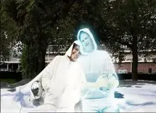 یک هنرمند اسپانیایی با هولوگرامی که خلق کرده ازدواج می‌کند