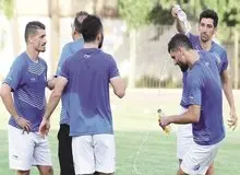 داره میریزه به تمرین استقلال رسید
