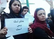 تعدادی از فعالان زن مقابل مجلس تجمع کردند
