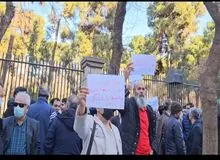 ماجرای تجمع کارمند و بازنشسته شهرداری تهران چه بود؟  بازداشت چند نفر در تجمع اعتراضی کارکنان شهرداری و لغو مرخصی‌های کارمندان/ امانی، عضو شورای شهر: استعلام شهرداری از مجلس مانع ترمیم حقوق ها شد/ واکنش معاون منابع انسانی شهرداری به تجمع کارکنان