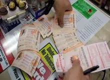 لغو پرواز باعث شد زن ۵۱ ساله یک میلیون دلار در بخت‌آزمایی برنده شود