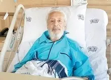 علی نصیریان بر بالین جمشید مشایخی در بیمارستان/ عکس