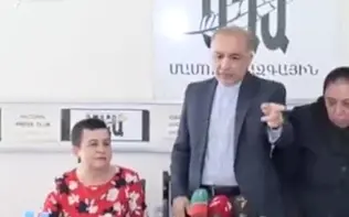 سفیر ایران در ارمنستان کنفرانس خبری را ترک کرد؛ سبحانی:تا وقتی خبرنگار رسانه آمریکایی اینجا هست مصاحبه نمی کنم+فیلم 