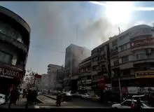 آتش‌سوزی در یکی از ساختمان‌های قدیمی خیابان طالقانی (بهار) +ویدیو