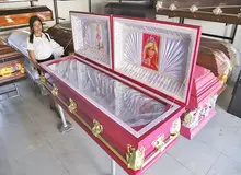 تاثیرات فیلم باربی حتی برای کفن و دفن!/ تابوت‌هایی با طرح باربی