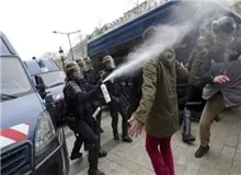 شلیک گاز اشک‌آور در ورزشگاه یزد/ حمله تماشاگران به داور