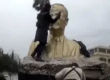 سرنگونی مجسمه حافظ اسد در ساحل طرطوس+فیلم