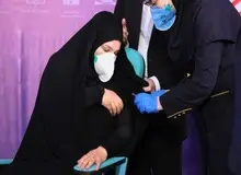 انتقاد از پارتی‌بازی در تزریق واکسن کرونا/ پزشک بخش کرونایی: زمانی که برای تزریق دوز دوم رفتیم دو سه نفر غریبه در صف تزریق بودند