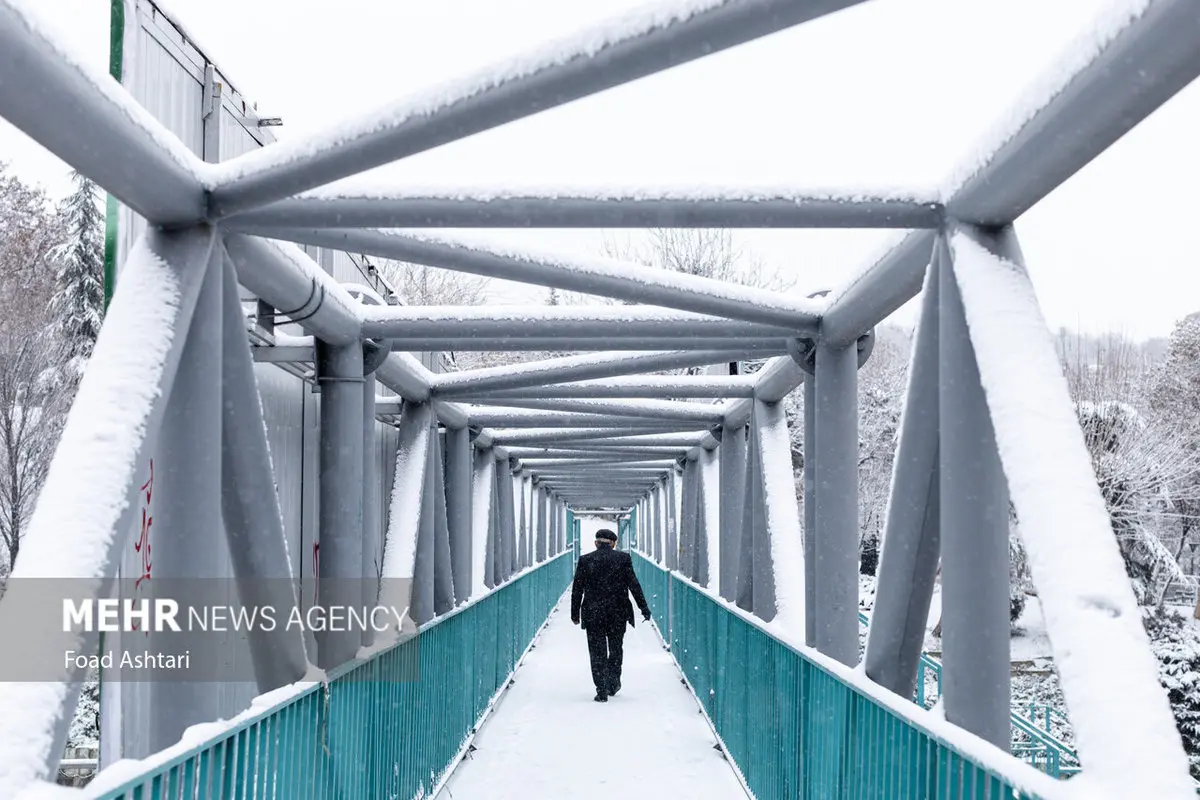 بارش برف در معابر پایتخت و خطر تصادفات زنجیره‌ای