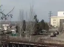  نصب پرچم روسیه بر فراز ساختمان دولتی در شهر نووا کاخوفکا/ FILM