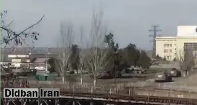  نصب پرچم روسیه بر فراز ساختمان دولتی در شهر نووا کاخوفکا/ FILM