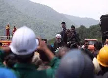 روایت یک شاهد عینی از حمله به رئیس جمهور در معدن یورت / عده ای با لباس مبدل  به ماشین رئیس جمهور سنگ و آجر پرتاب کردند/یک اکیپ موتور سوار علیه  رئیس جمهور شعار می دادند 